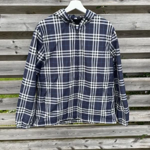 Burberry Vindjacka  - Säljer en Burberry Vindjacka i storlek S i väldigt fint skick. Passar mer som en M enligt mig, kvitto medföljer