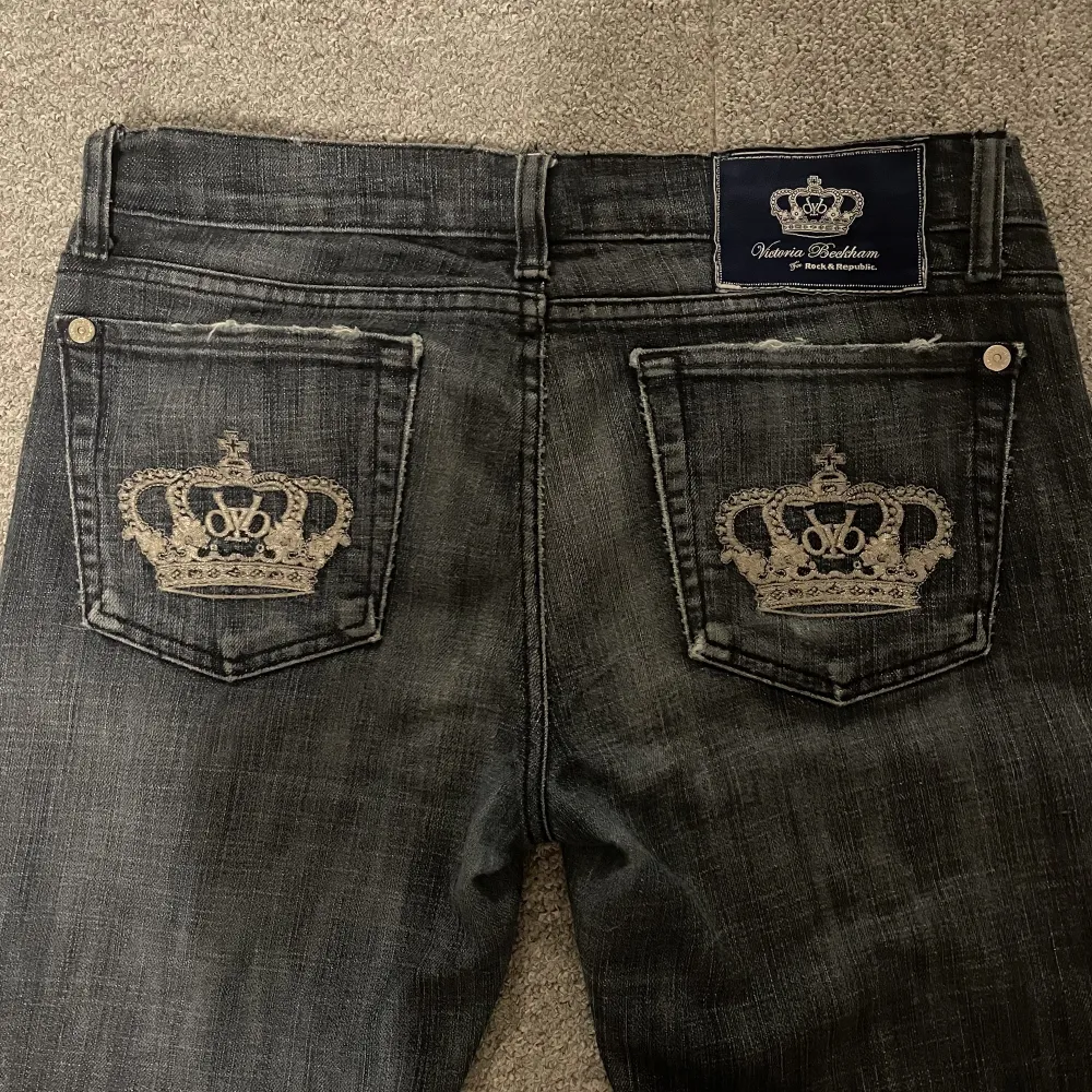 Lågmidjade Victoria Becham jeans i en jättefin mörkblå färg. Köpte här på plick men de kommer inte till användning, litet hål mellan benet (sys ihop jättelätt) och de är lite slitna därav priset. . Jeans & Byxor.