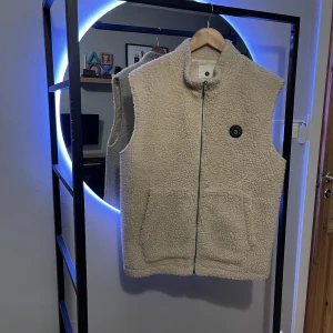 Väst  - Teddy väst från anerkjendt i storlek M. Använt en höst. 