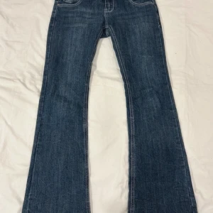 Lågmidjade bootcutjeans - Inte min bild.