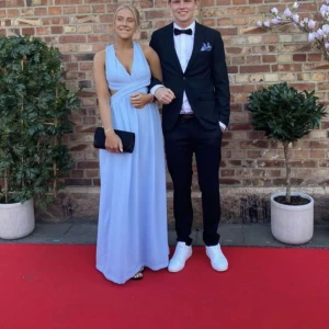 Balklänning  - Säljer min balklänning som är slutsåld i denna storlek. Endast använd 1 gång. Inga fläckar, som ny! Enbart fotad i! Storlek 38. Normal i storlek. Storlekslapp finns inte kvar då den kliade i ryggen. Från Nelly. Nypris 899kr Säljer för halva priset!💕