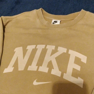 Vintage Beige Nike Crewneck - En väldigt fin Nike-tröja i mycket gott skick. Den är sparsamt använd och har inga tecken på användning. Storleken är L med lite oversize, passar även M och XL beroende på hur man vill att den ska sitta. Ställ gärna frågor 👍