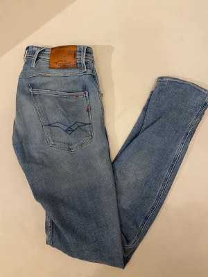 Replay Anbass Jeans  - Hej! Säljer nu mina Replay Anbass jeans i storlek 29, fint skick. Tveka inte på att höra av dig om du har frågor kring varan!