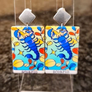 Örhängen Scorpionen. Scorpio - Oanvända örhängen av akryl och rostfritt stål. 