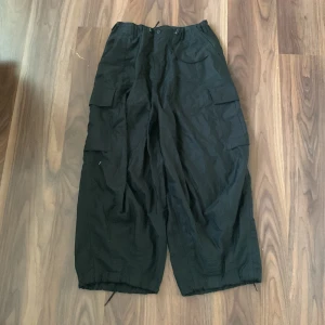 NEEDLES BDU cargo - Cargobyxor köpte från grailed för drygt 2500 finns en liten del där några trådar har gått upp men byxorna är intakta