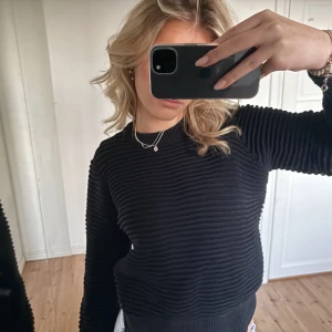 Ribbad tröja - En svart så snygg vågrät ribbad tröja från dobber. 🙏🏼