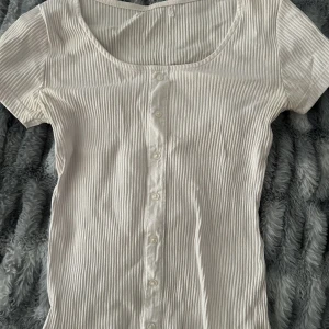 Tröja - En vit tröja som jag inte använder den längre, o vet inte vart den e ifrån pga jag klipp bort lappen!