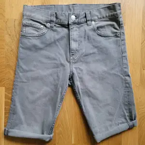 Avklippta jeans från weekday. Snygga som uppvikta men den avklippta kanten är ojämn, syns på sista två bilderna.