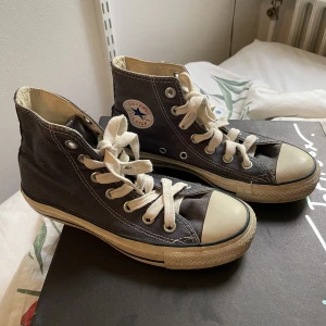 Converse allstar hightops skor  - Köptes nya men är använda. Lite smutsiga och slitna. Storlek 35. Köparen står för frakt
