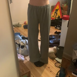 brandymellville mjukisbyxor - mjukisbyxor från brandy som knappt är använda! de är lätta och superskönt och säljer ändats för att jag har ett par nästan likadana. de har fin grå färg och kan både användas som mjukisbyxor hemma men lika bra i skolan eller om man ska ut! de har fickor