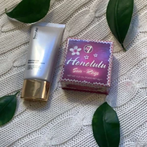 Säljer w7 shimmer glow bronzer och beautyact cc cream (färgen 03) - Cc creamen är andvänd 2 ggr och bronzern är inte andvänd! Säljer för att dem är i fel färg