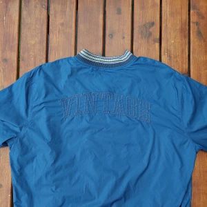 Vintage Jacka - En snygg vintagejacka, i perfekt skick. Storleken är M/L. Tveka inte att fråga mer :). 