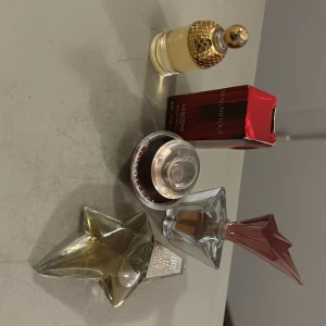 Små märkes pafymer - som ni ser på bilden så har jag ett par små märkes parfymer som säljs för 40 kr var vill man köpa alla så blir de 100 kr