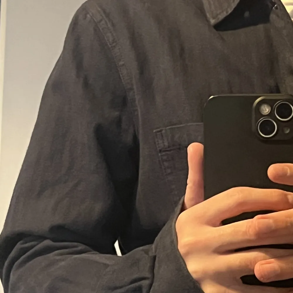 Hi! A navy overshirt baught in 100% cotton and with herringbone pattern in the fabric.   A statement piece from A Day’s March.  Carefully used and baught 2021 for 1295kr. . Jackor.
