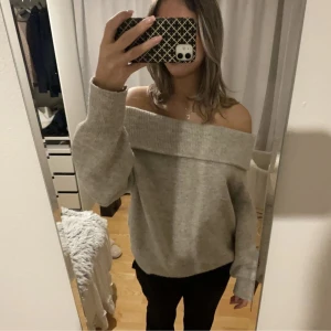 HM tröja - Populär stickad tröja med öppna axlar. Köptes på HM tidig vår och säljer pga att den ej kommer till användning! Hör gärna av dig vid frågor🤩.