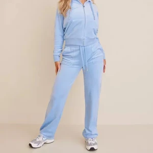 Juicy Couture dress - Hej säljer min ljus blåa dress då den inte kommer till användning längre. Byxorna är storlek L men krymt lite me tvätten så mellan L-M tröjan är i storlek S.  Pris kan sänkas!