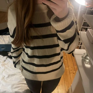 RANDIG STICKAD TRÖJA - Jätte fin stickade tröja från ginatricot. Ganska bra skick,inga noppor. Skriv för mer info ❤️