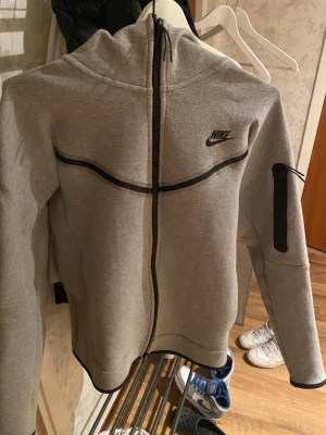 Nike tech fleece grå - En grå tech fleece strl M. Aldrig använd då jag inte tyckte den passa mig!