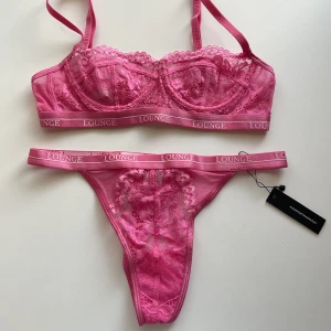 Lounge underwear set  - Säljer detta rosa set från lounge andrig använd endast testad. Säljer pågrund av att de var för litet  Bh-n är storlek 70A Trosorna är storlek XS 