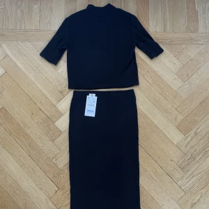 Kjol och t-shirt set - Säljer detta set då jag aldrig använt det. Nypris 400 för båda delarna men jag säljer det tillsammans för 80 kr
