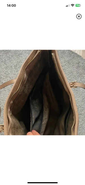 Michael Kors väska - Säljer min fina beige/rosa Michael Kors väska då den inte kommer till användning  Köpte i butik i  Italien för 2 år sedan