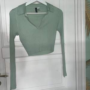 Mint grön tröja från H&M. Aldrig använd. (Ser grönare ut i verkligen).