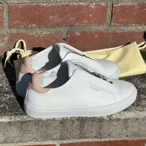 Axel arigato - De är i storlek 37. Kan frakta och mötas upp😁