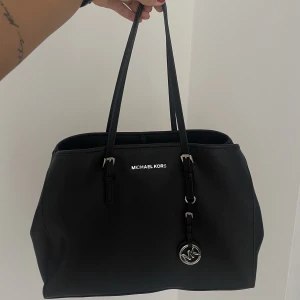 Michael kors - Säljer denna Michael Kors väskan, köpt för 3200💕