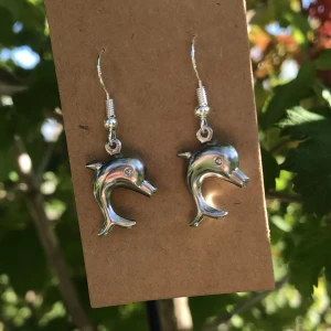 Delfin örhängen 🐬 - Jättevackra delfin örhängen med sterling silverkrokar. Perfekt till halloween 👻🧜🏽‍♀️ . Nytt oanvänt och handgjort. Kontakta gärna vid frågor☺️🌸🐚