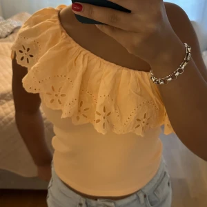 Enarmad volangtröja - Säljer denna tröja då jag ej har någon användning för den längre. Den är endast använd cirka två gånger💕