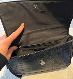 Svart handväska från bikbok - Toppenväska kommer tyvärr inte till användning då jag har för många