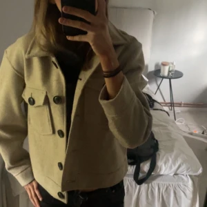 Beige kappa - Beige kort kappa, använd ett fåtal gånger. Den är från Vero Moda och i storlek S. 🩷