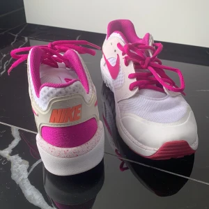 Nike träningsskor  - Nike träningsskor  Använda mestadels använda inomhus på gym. Väl omhändertagna. 