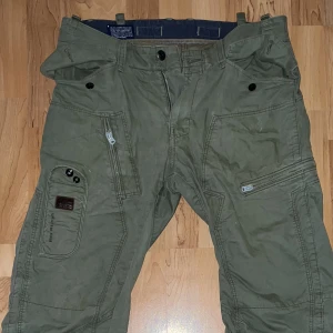 G star raw byxor  - G star raw cargo gröna byxor
