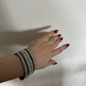 Armband  - Tjockt glittrigt armband.