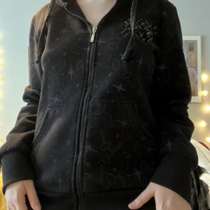 Tjocktröja - Svart tjocktröja med ball lila print Varm och comfy, perfekt för hösten och vintern 