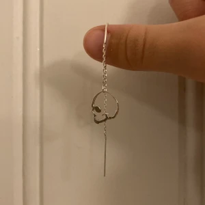 L8hasselblad örhänge - Jättefint örhänge från Lotta Hasselblad, jättefint skick💗 TRYCK EJ PÅ KÖP NU! Köpare står för frakt💘Köpte den för 250 kr