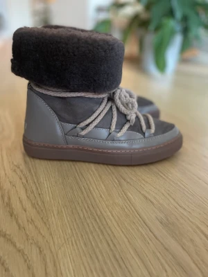 Inuikii stl 40 som nya - Jättefina inuikii classic high i stl 40 förgen Taupe. Väldigt lite använda då de var för små. Små i stl så passar dig som gar stl 38-39  Kan vikas upp eller ned så man får den snygga ullkanten. Fler bilder finns!   Nypris 2699kr