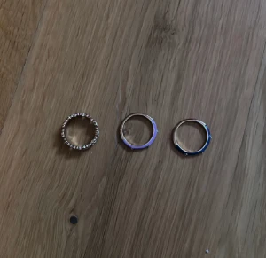 Gina ringar  - Ringar från Gina tricot säljs tillsammans. Säljer pga av att jag aldrig använder de. Den blåa och lila är aldrig använd men den blommiga är lite använd. Original pris 109kr