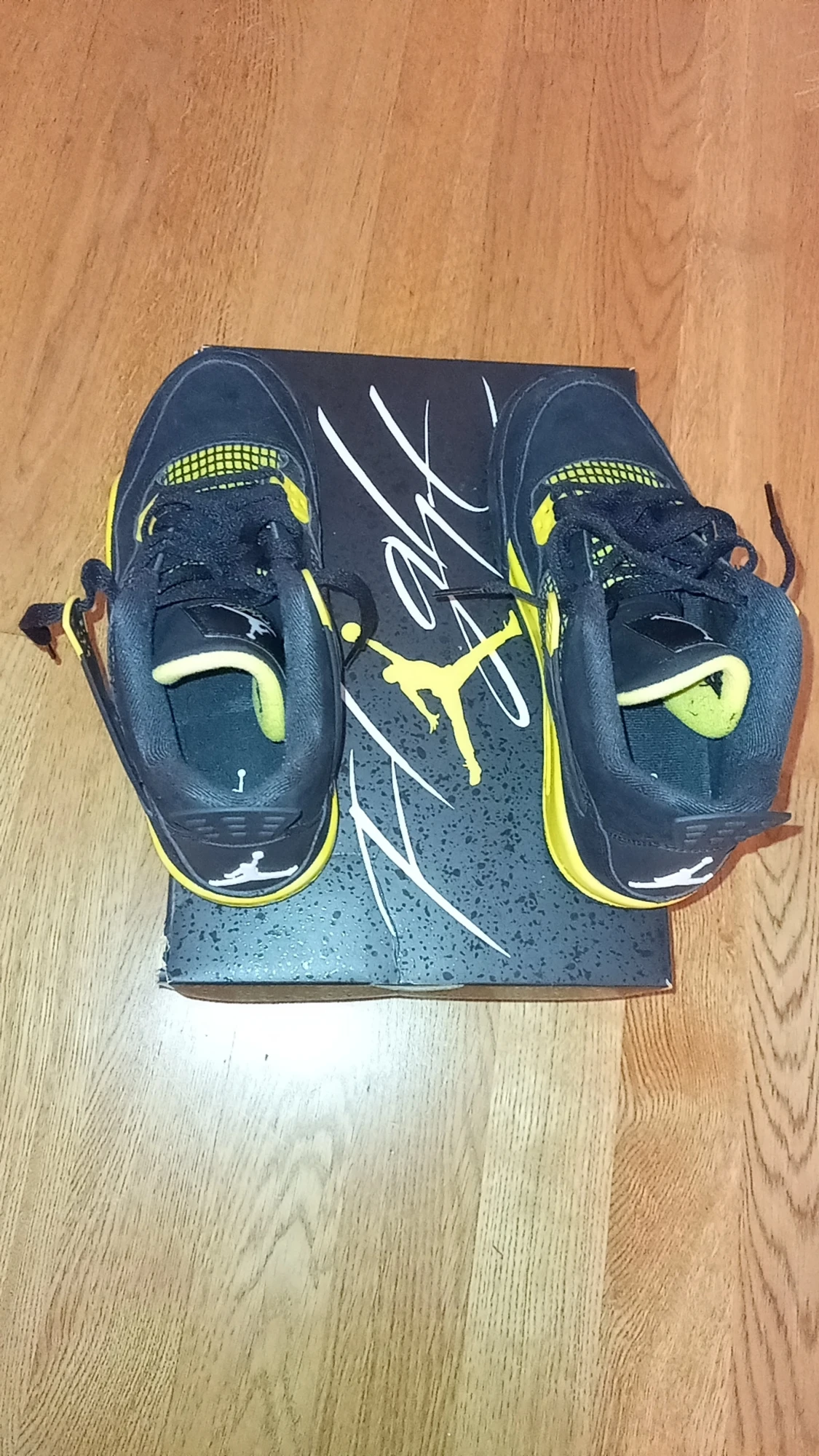 Jordan 4 thunder äkta,pris kan diskuteras, bäst skicka som möjligt! - 90