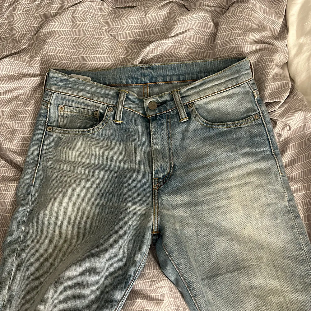 Säljer nu mina otroligt snygga mid waist Levis jeans då dom är lite för stora. Mycket bra skick! Storlek w28 l32. Jeans & Byxor.
