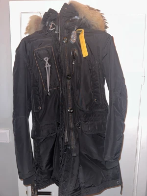 Parajumper vinterjacka - Säljer nu min älskade para jumper som har hållit mig varm i 4 hela vintrar! Den är inköpt ifrån Johnells för 10 000kr. Jackan är i super skick!  !KOMMER IFRÅN DJURFRITT & RÖKFRITT HEM!