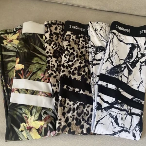 Stronger tights - Stronger tights i storlek S. Dom är i fint skick och ser inte slitna eller dåliga ut. Orginalpris är 699 men säljer för 250kr/st eller 600 för alla tre. Skriv för frågor eller fler bilder💕