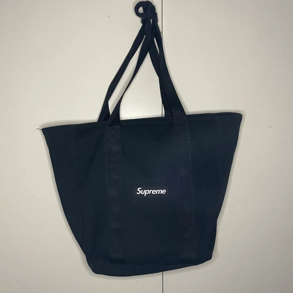 Säljer av denna Supreme Tote Bag då jag inte använder den längre.   Finns digitalt kvitto från Supreme för legit check . Väskor.