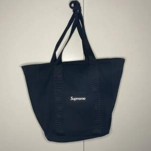 Säljer av denna Supreme Tote Bag då jag inte använder den längre.   Finns digitalt kvitto från Supreme för legit check 