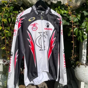 Sport Racing Jacka - Säljer denna Ellegi Sport sceen race jacket. Väldigt fint skick. Inte använd många gånger! Kan gå ner lite i pris vid snabb affär! Mer bilder i DM! 💫🙌