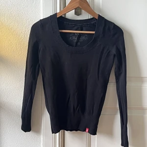 Långärmad  - Svart långärmad tröja.