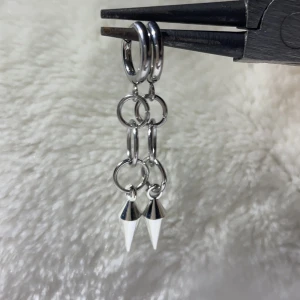 Layerd hoop earrings with curved stud  - Dessa örhängen är till största dels gjorda av rostfritt stål vilket innebär att de förmodligen inte förstörs om de kommer i kontakt med vatten och allmänt håller längre. Rostfritt stål ändrar inte färg som att ndra material ,perfekta för vardaglig användn