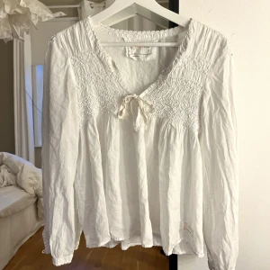 Odd Molly blus  - Säljer min jättefina Odd Molly blus i storlek M men passar mig som vanligtvis har s/m!💕 
