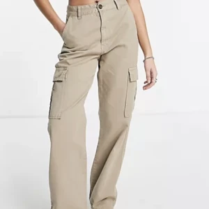 Stradivarius Cargo Pants - Beigea cargos. Oanvända i strl 38 tall. Passar folk som är mellan 170-180. 